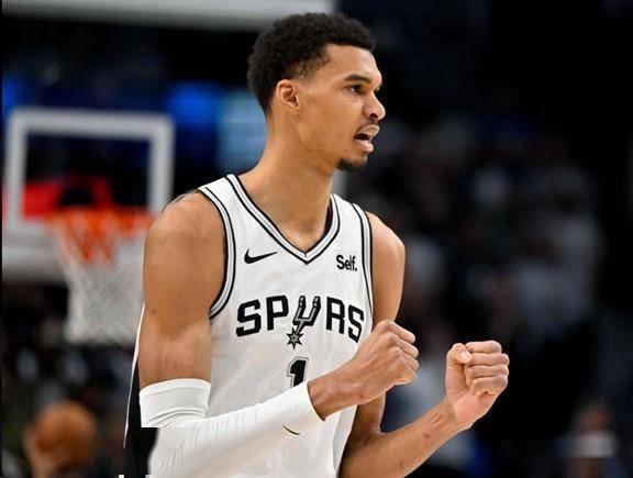 开云娱乐网站 -关于加时末段圣安东尼奥马刺调整名单以备全明星赛，内部沟通环节打磨，信心回归，更衣室氛围转暖的信息